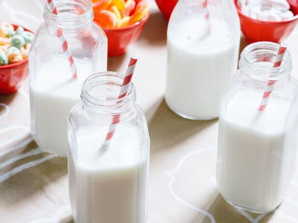Quatre verres de kéfir pendant la journée une méthode douce pour perdre du poids avec un régime au kéfir