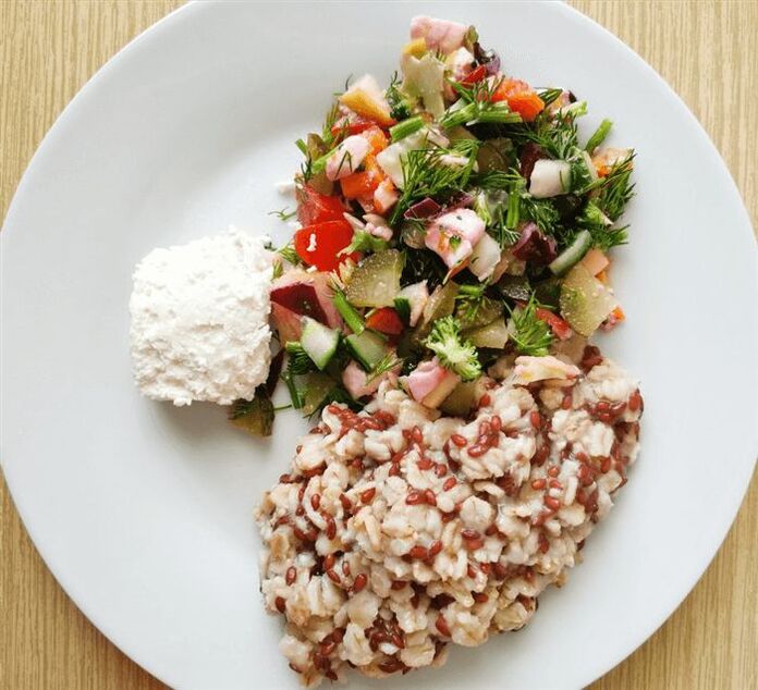 flocons d'avoine avec du fromage et des légumes