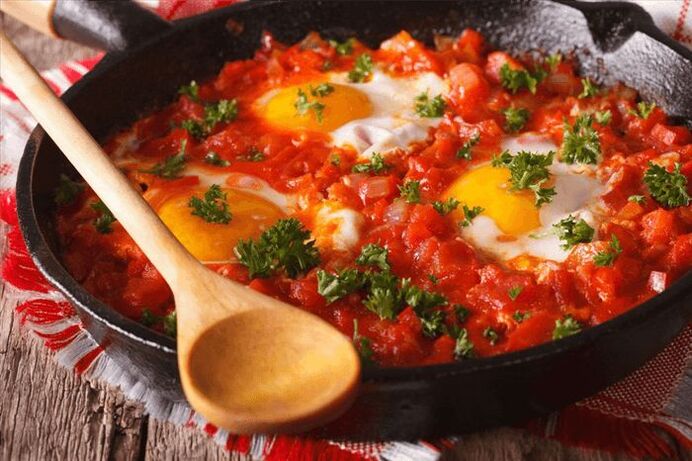 oeufs brouillés aux tomates et poivrons doux
