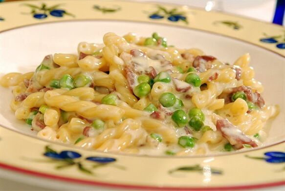 En suivant le régime méditerranéen, vous pouvez cuisiner des pâtes copieuses aux petits pois.