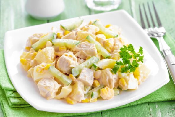 La salade d'été, un plat léger et insolite au menu du régime méditerranéen