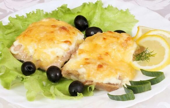 Le poisson au four avec du fromage sera un plat savoureux et sain du menu du régime méditerranéen.