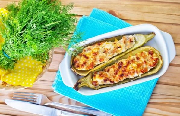 Le régime méditerranéen est riche en plats de légumes, comme les courgettes à la feta.