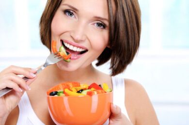 La fille perd du poids avec une alimentation appropriée.