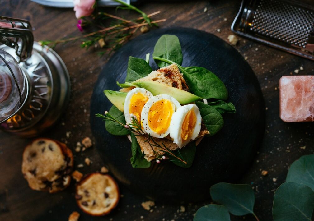 Sandwich aux œufs et à l'avocat pour la pancréatite